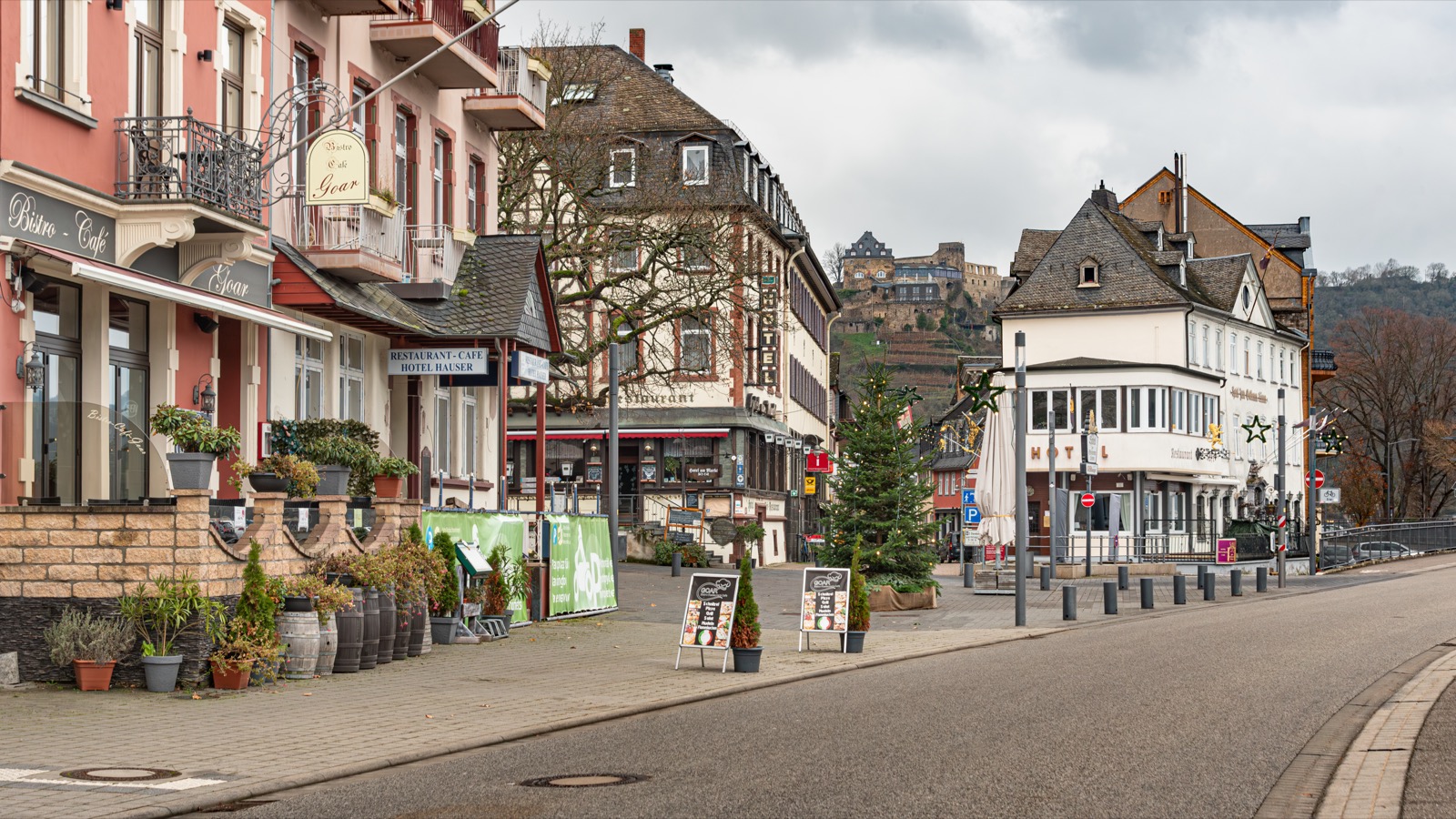 Blick auf Sankt Goar am Rhein mit Häusern und Kirche